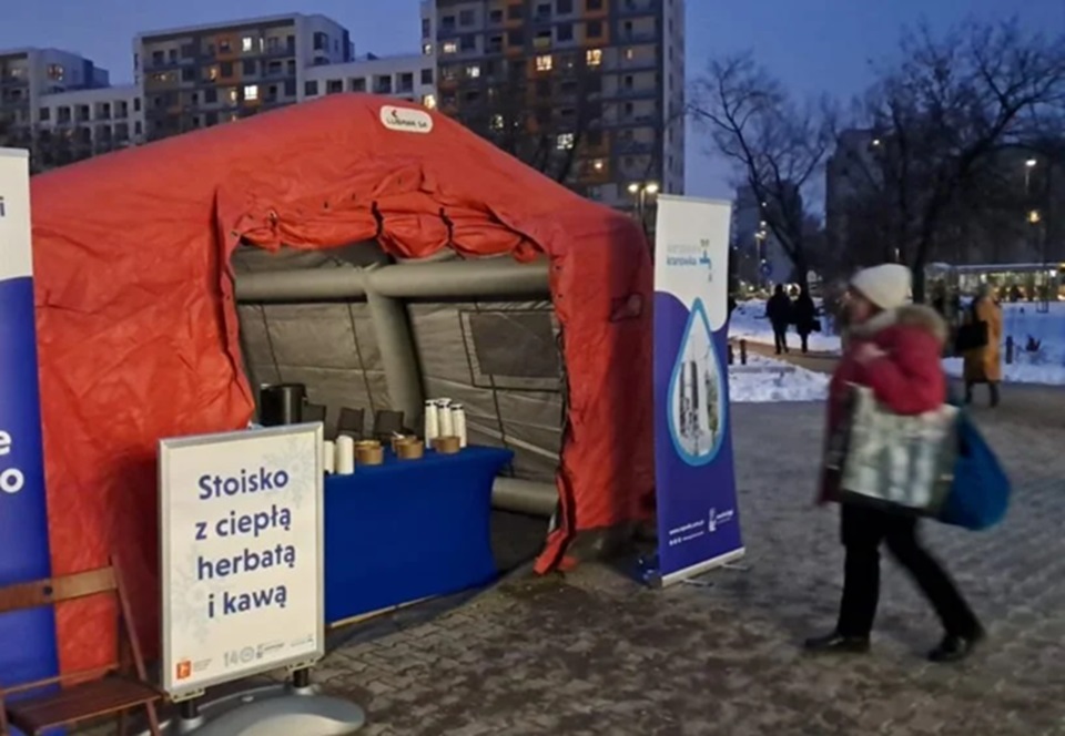 Warszawa. Ogrzewane namioty oraz specjalne autobusy pomagają mieszkańcom