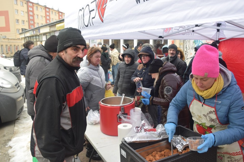 Kielce. Gorąca zupa rozgrzała potrzebujących na Czarnowie