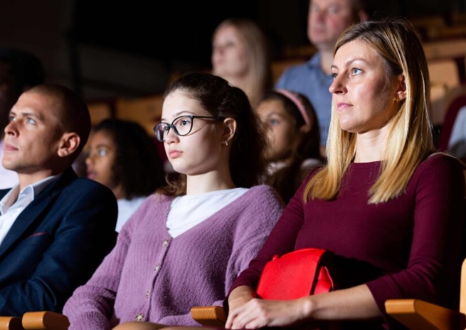 Warszawa. Zaproszenie na pokazy z cyklu „Ekran bez barier”