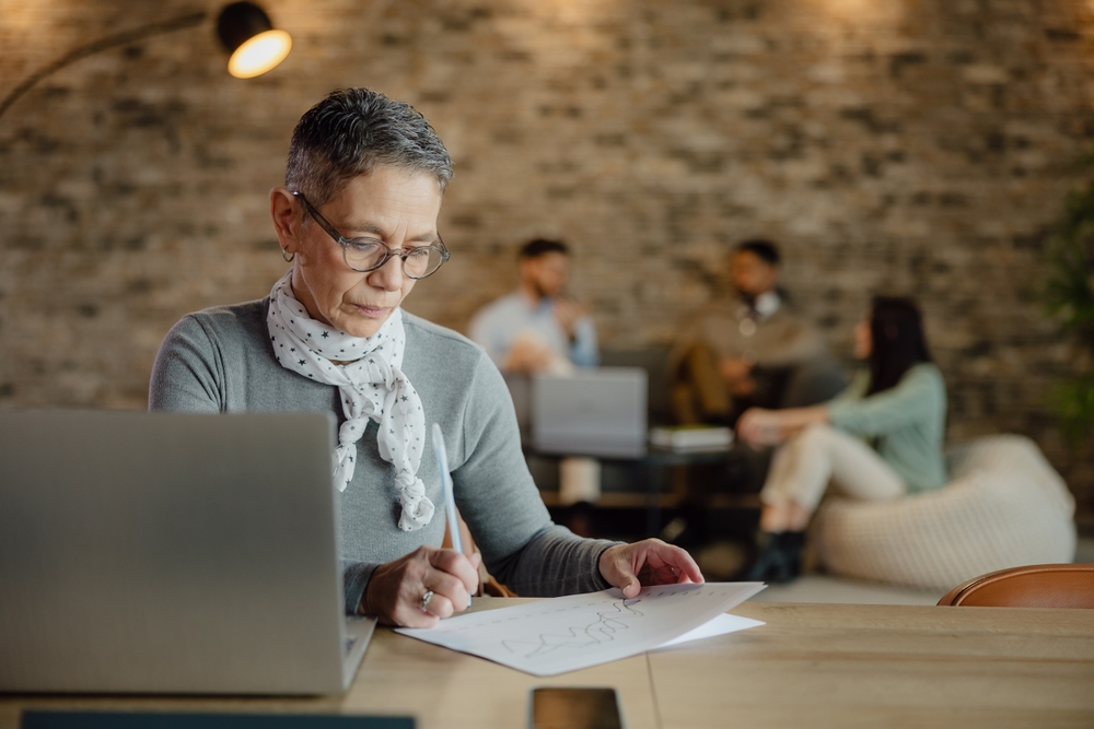 Pracownicy z „Sektora Srebrnego”. Kompetentni, aktywni, ale wciąż narażeni na ageizm