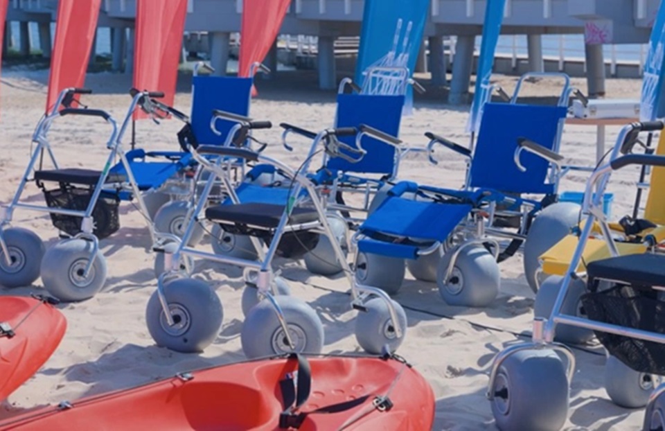 Trójmiejskie plaże bardziej dostępne dla osób z niepełnosprawnościami oraz seniorów